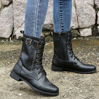 Botas militares RIONA combinadas con vaqueros pitillo