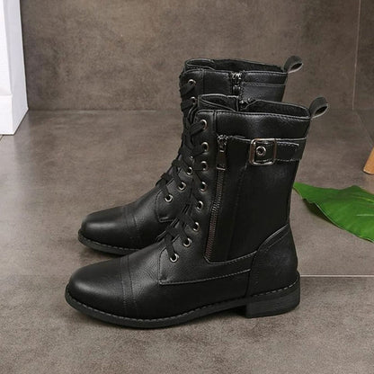 Botas RIONA en color negro sobre fondo neutro