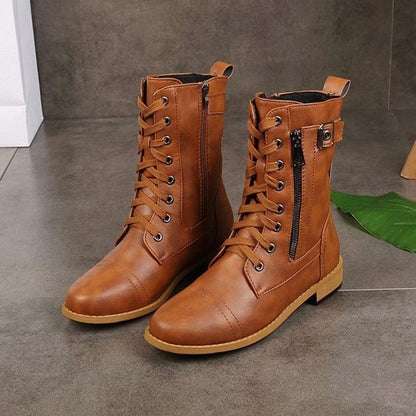 Botas RIONA en color marrón mostrando el acabado en piel sintética