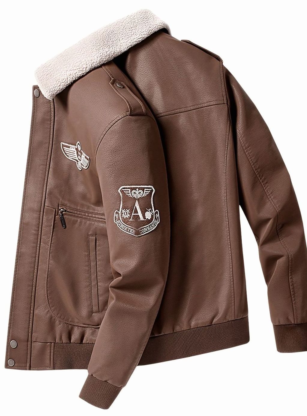 Modelo caminando por la ciudad con la chaqueta aviador