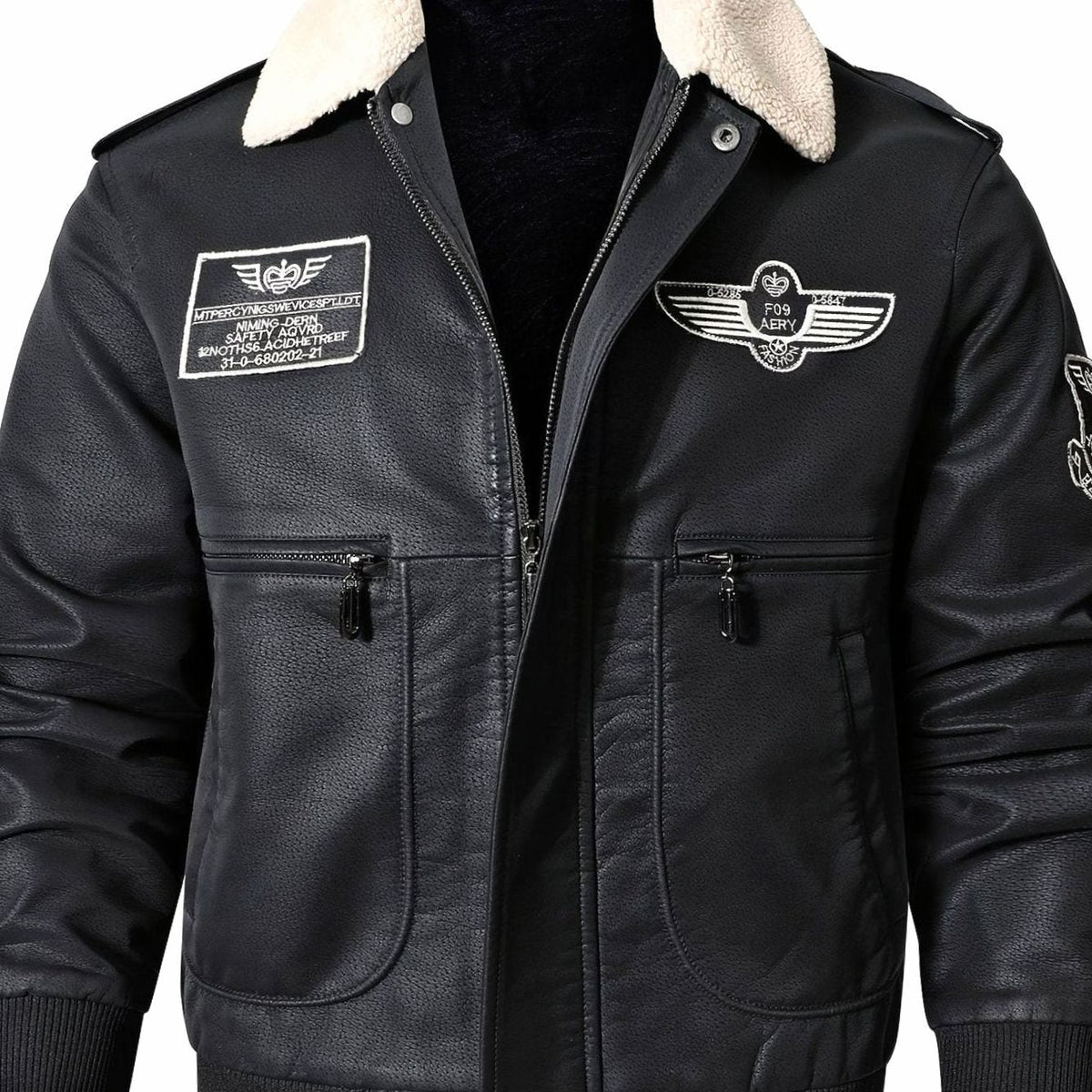 Vista frontal de la chaqueta bomber con parches bordados