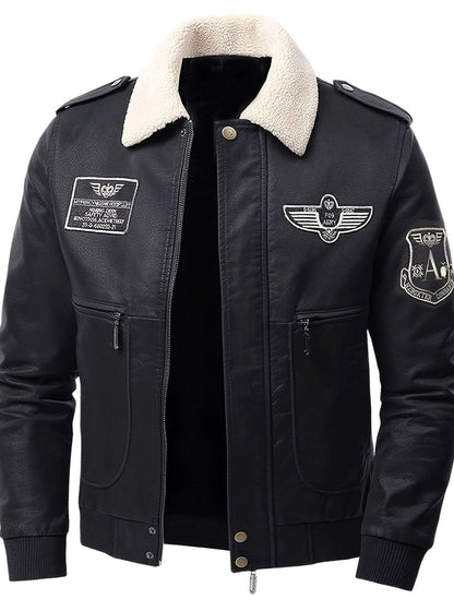Detalle del cuello sherpa mullido de la chaqueta aviador