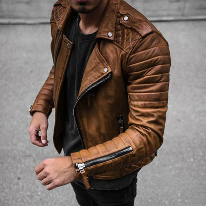Chaqueta de cuero ROURKE combinada con vaqueros en look casual masculino