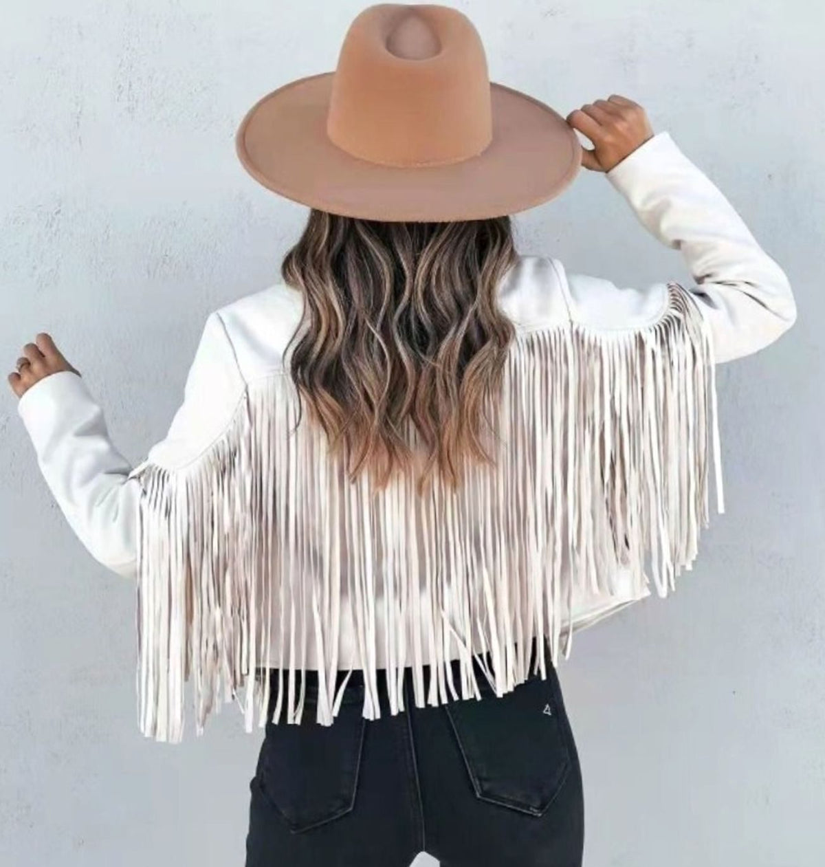 Detalle de los flecos en el pecho y bajo de la chaqueta de ante
