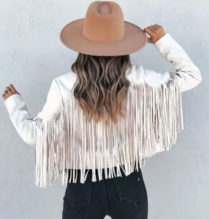 Detalle de los flecos en el pecho y bajo de la chaqueta de ante