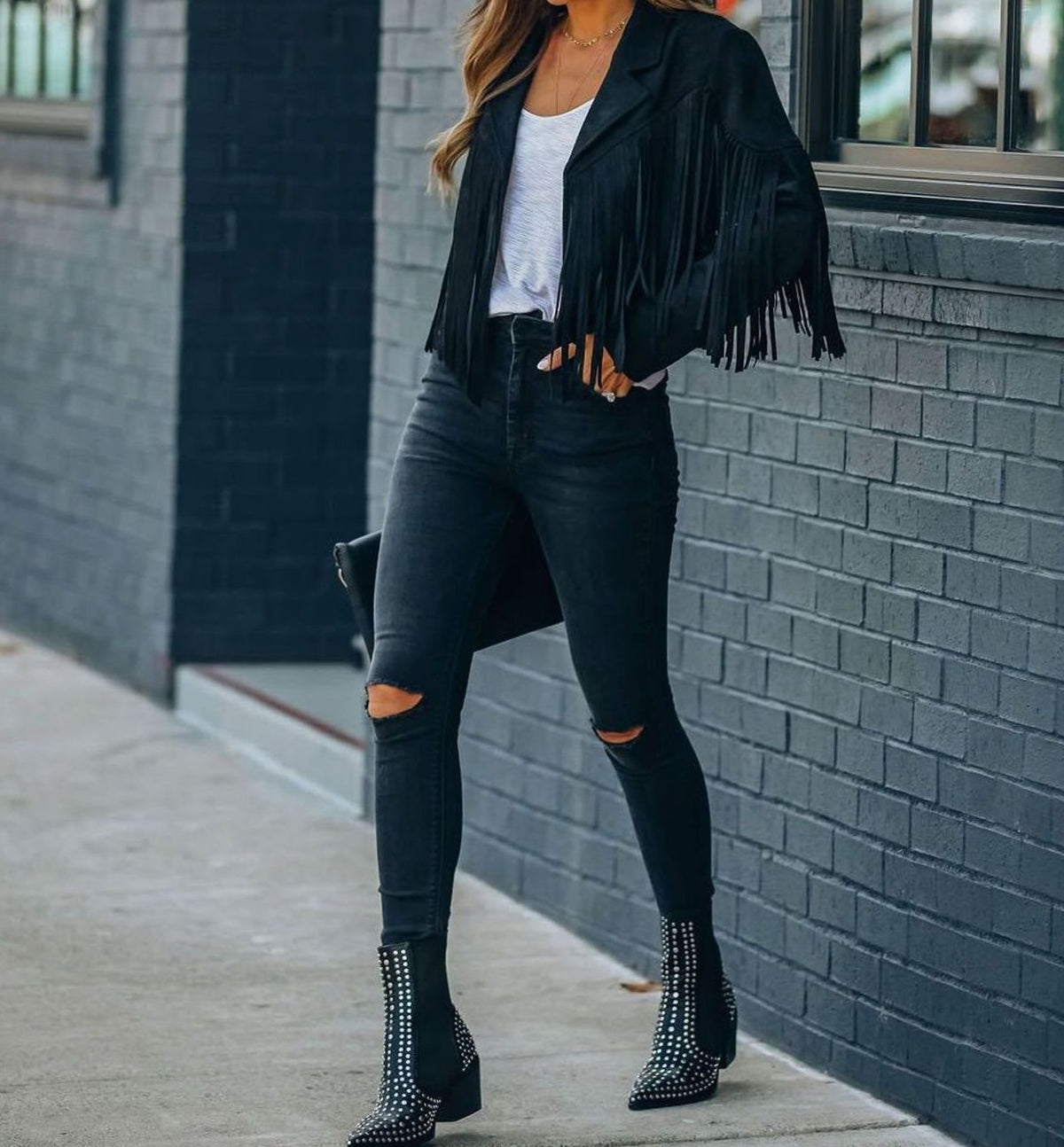 Look completo con chaqueta corta de ante y flecos western