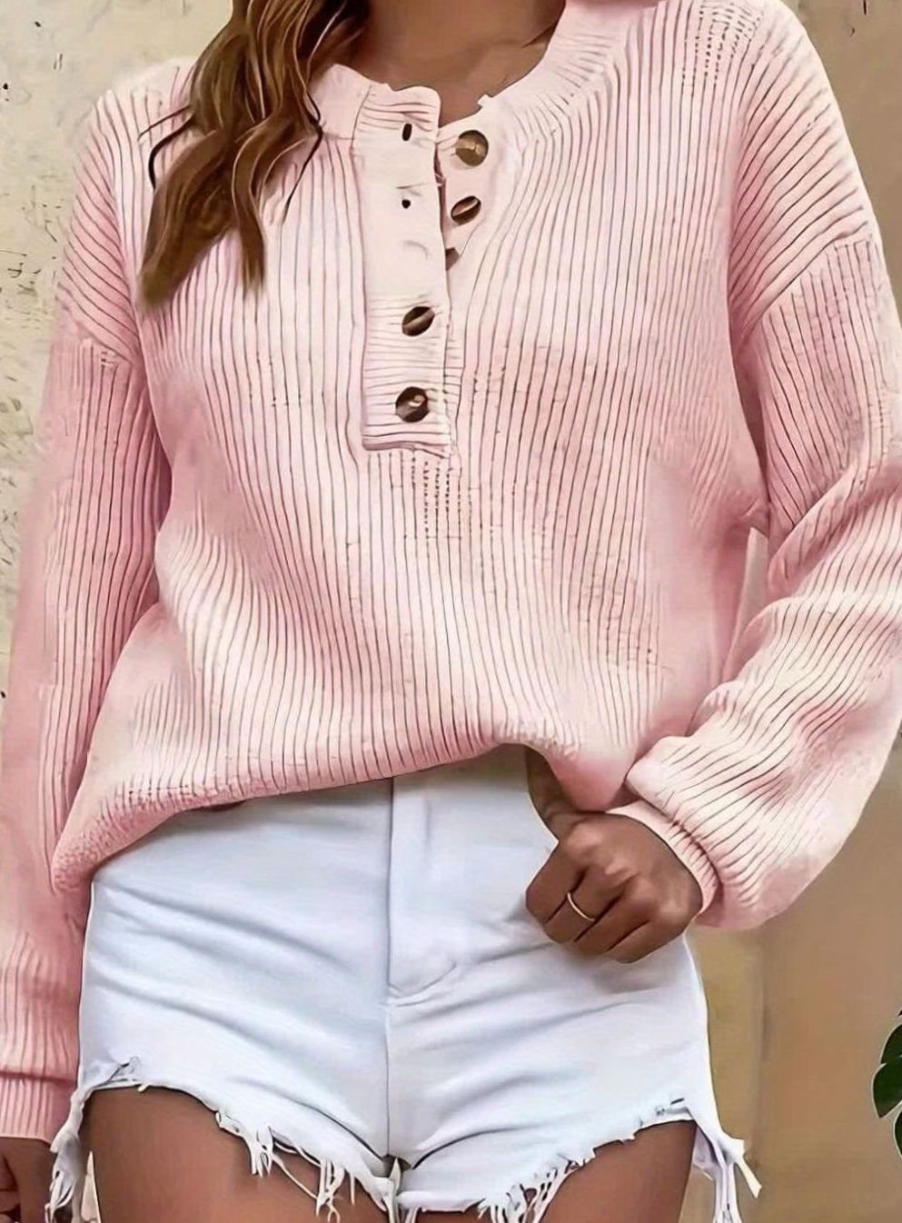 Jersey de mujer con cuello henley visto de perfil