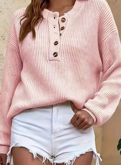 Jersey de mujer con cuello henley visto de perfil