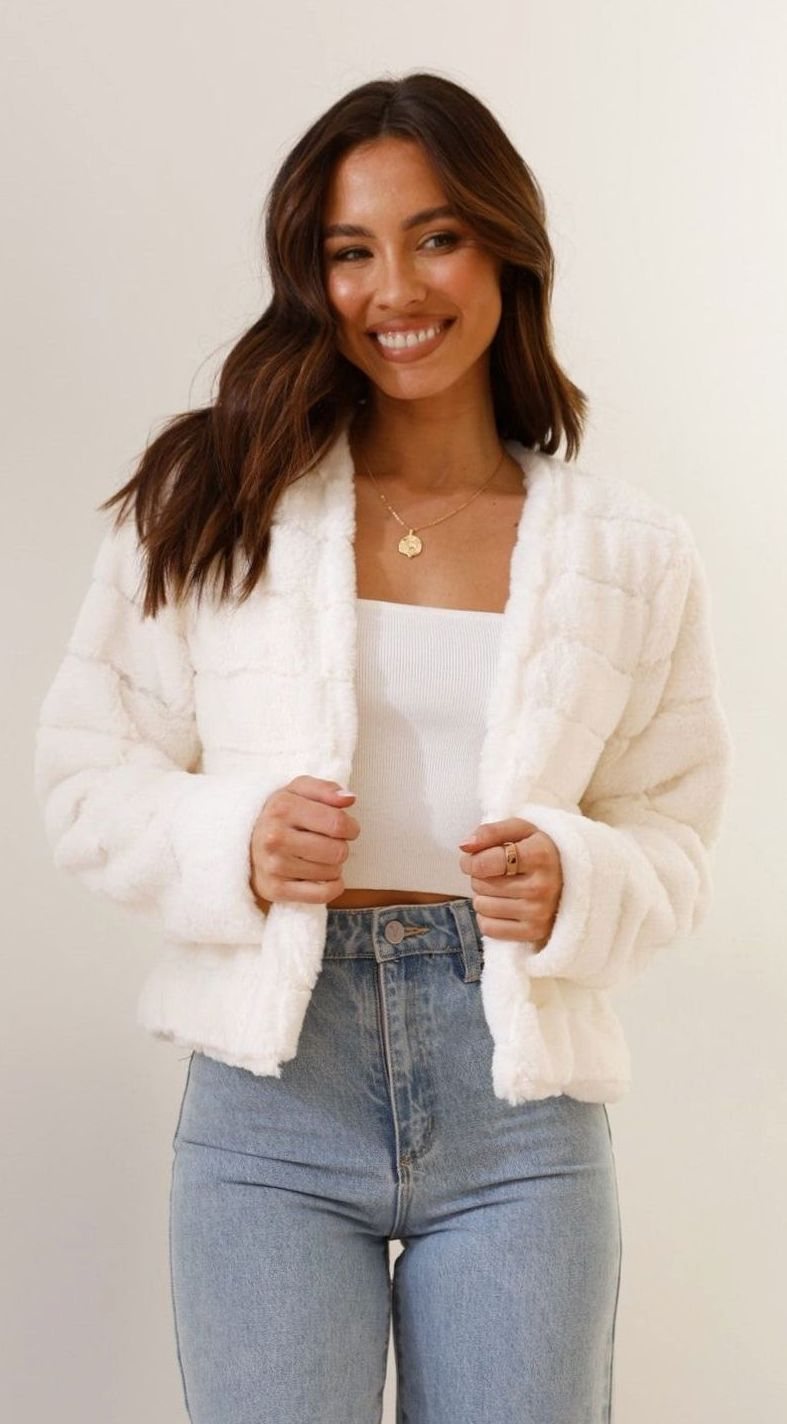 Chaqueta corta de noche SABRELLE con textura de pelo sintético acolchado en color blanco