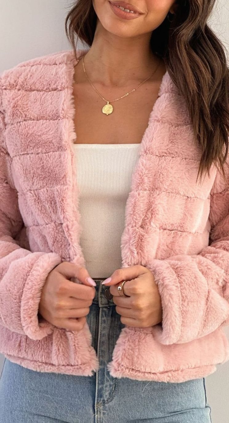 Detalle de las mangas y hombros de la chaqueta acolchada SABRELLE