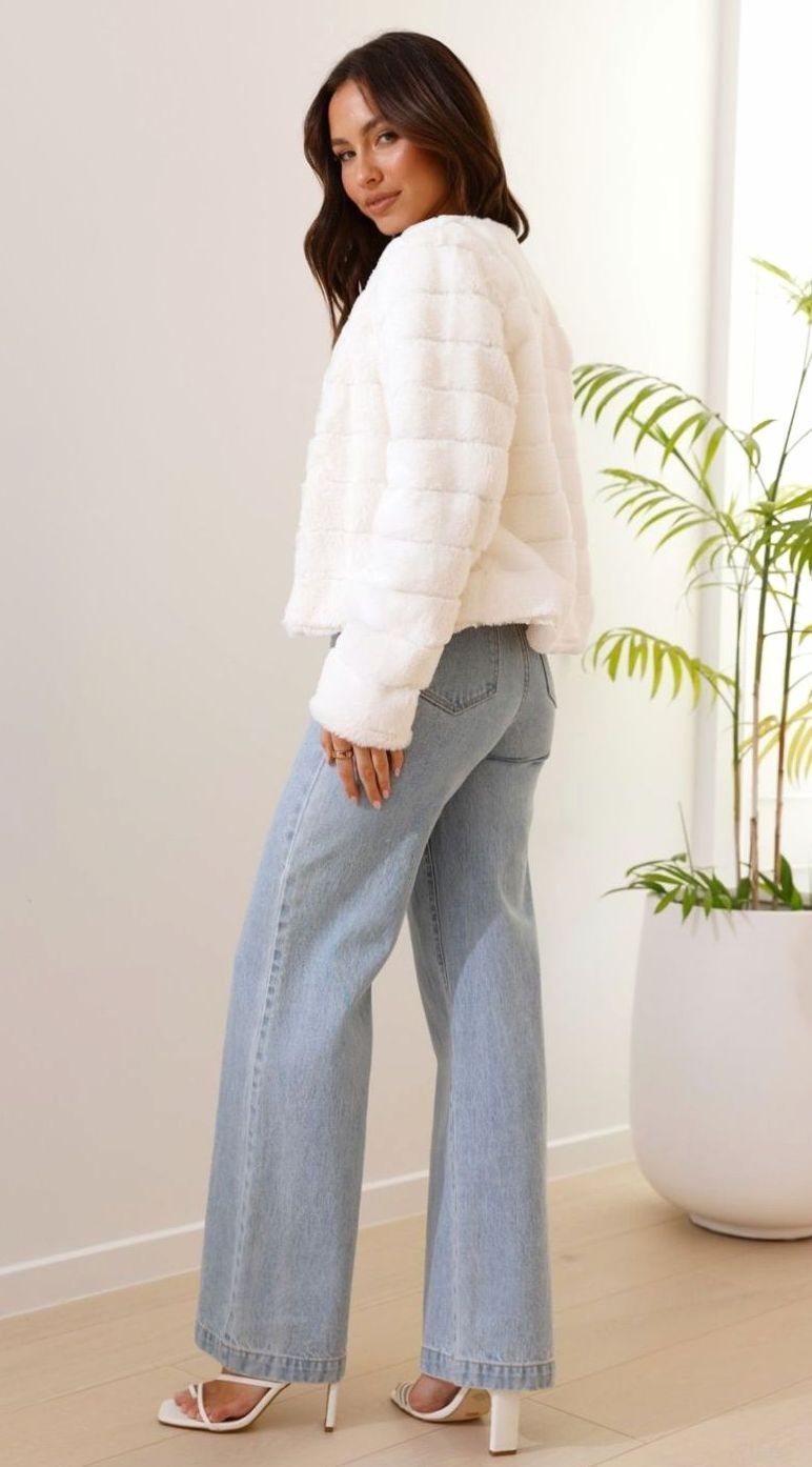 Chaqueta acolchada de pelo sintético SABRELLE combinada con jeans de tiro alto
