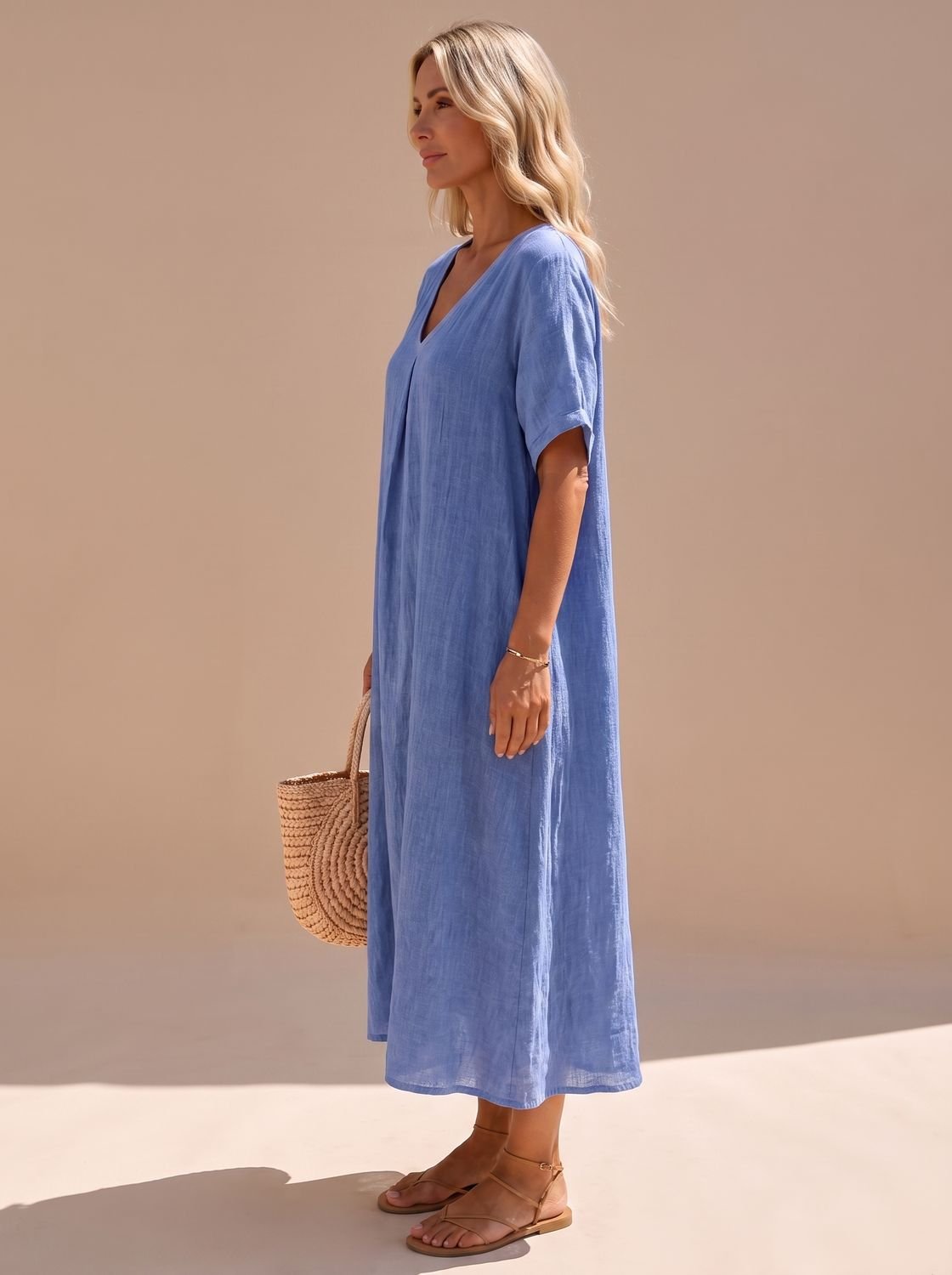 Mujer luciendo el vestido maxi de lino SANTORA en ambiente de playa