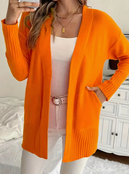 Cárdigan SARELUNE en look de oficina sobre blusa
