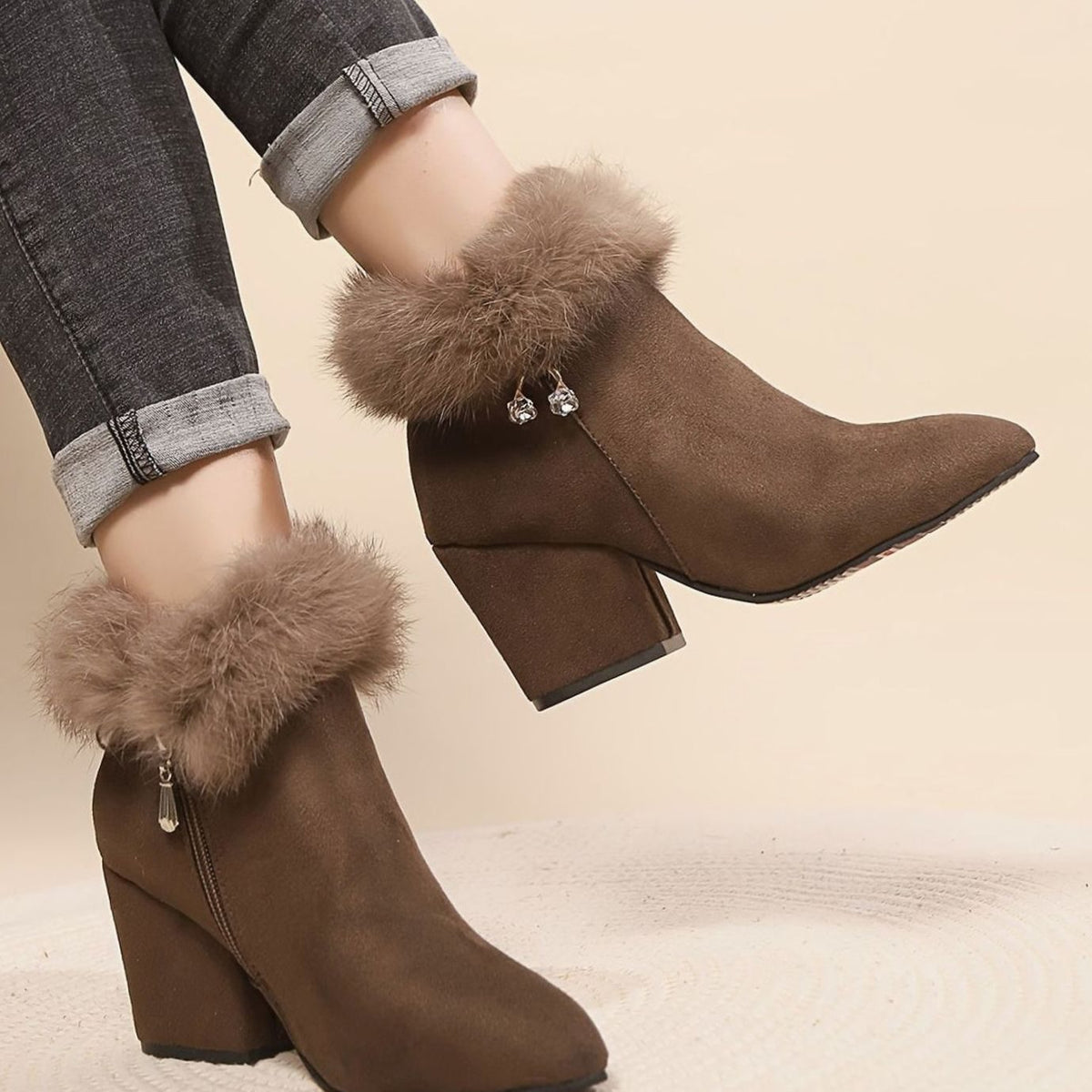 Botines negros con ribete de pelo listos para el otoño