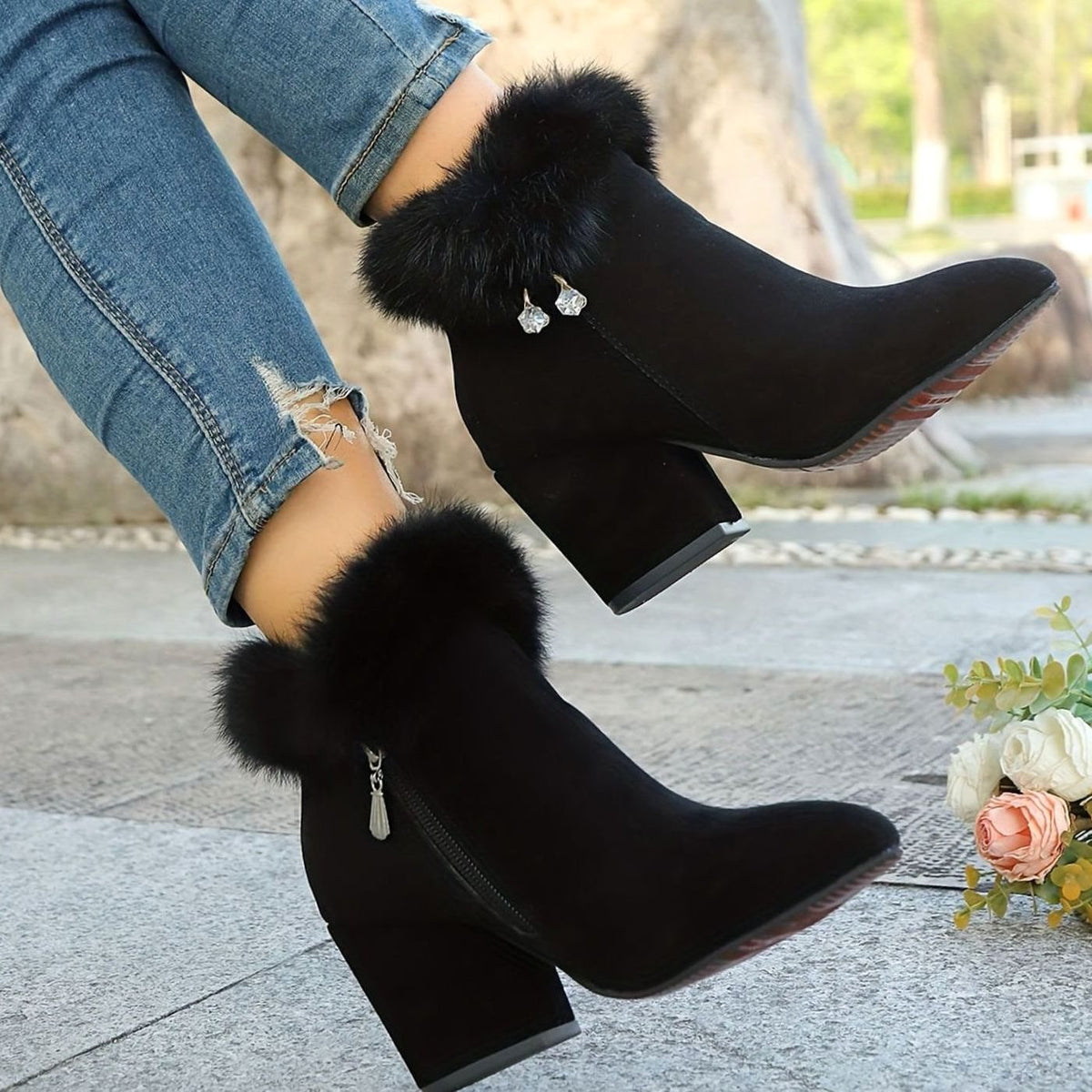 Modelo luciendo los botines negros con look casual
