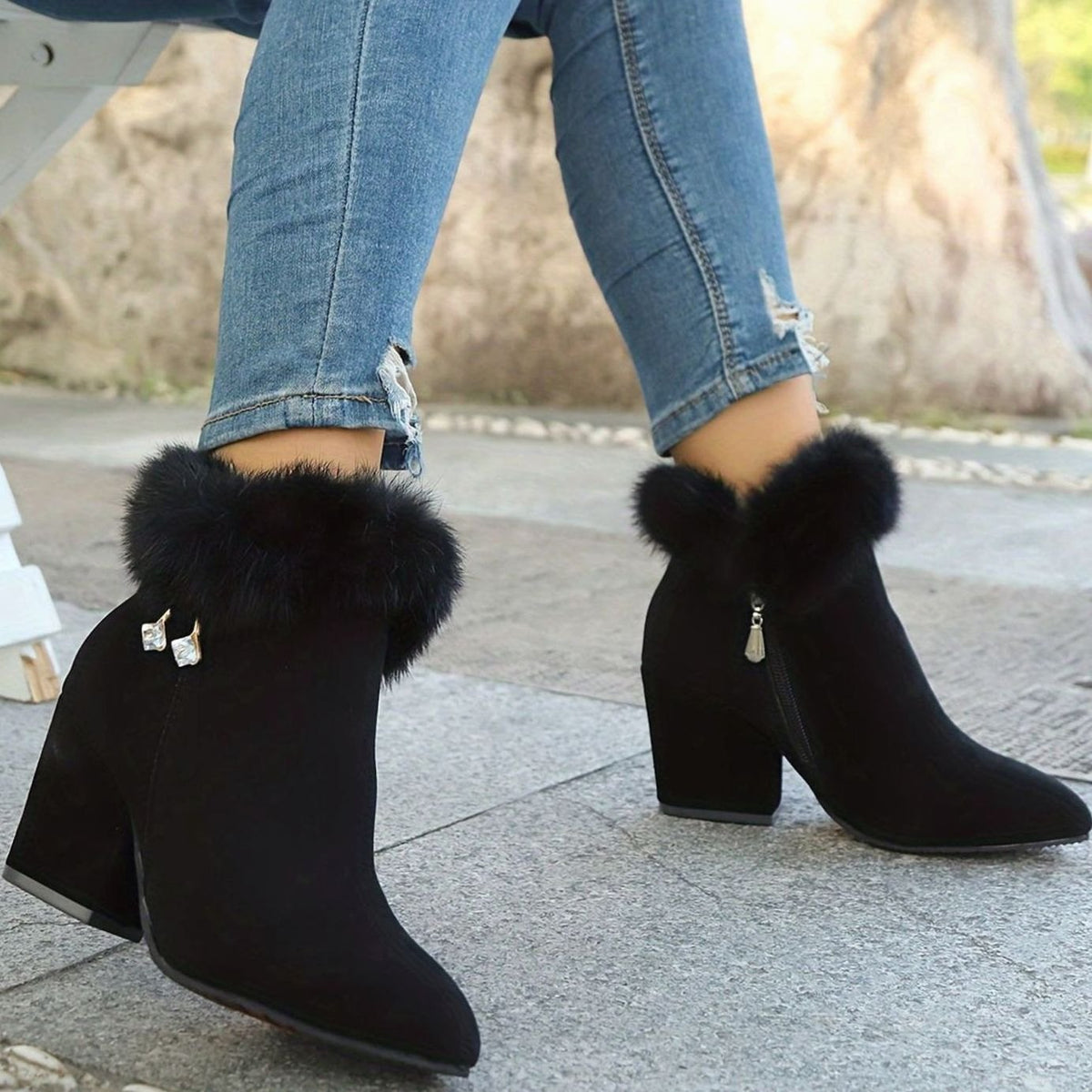 Botines negros combinados con vestido de punto