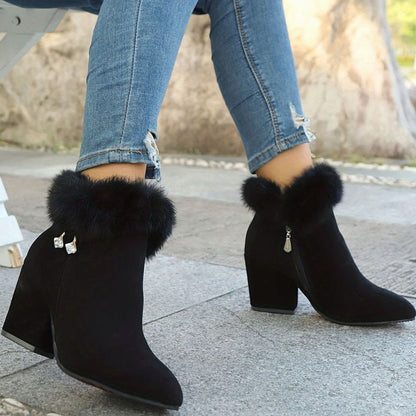Botines negros combinados con vestido de punto