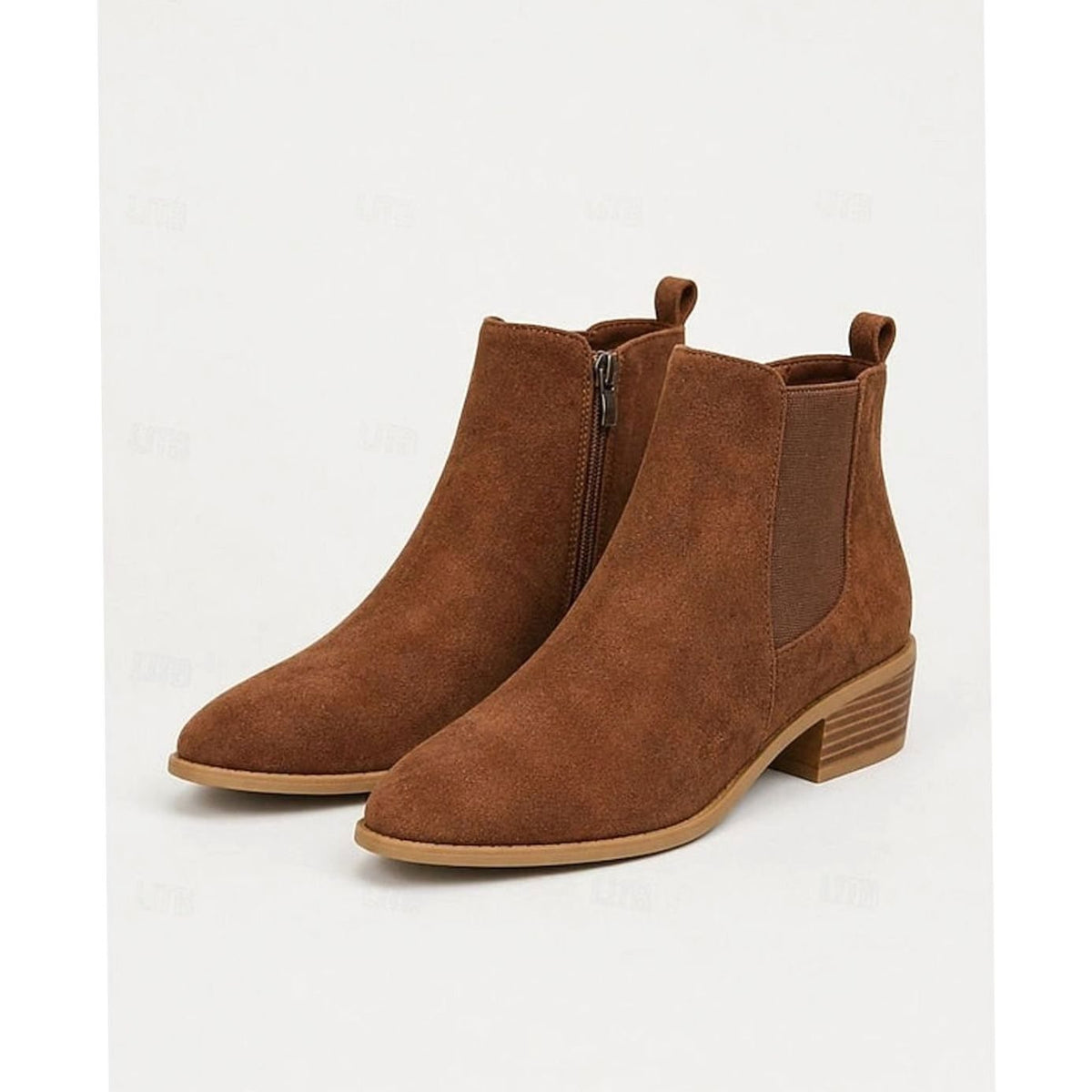 Botines SARENNE combinados con pantalón de vestir para un look de oficina