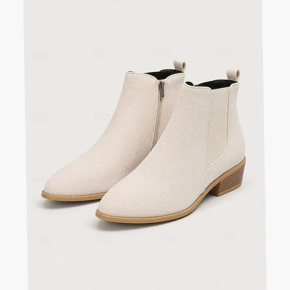Botines SARENNE combinados con falda midi para un estilo elegante