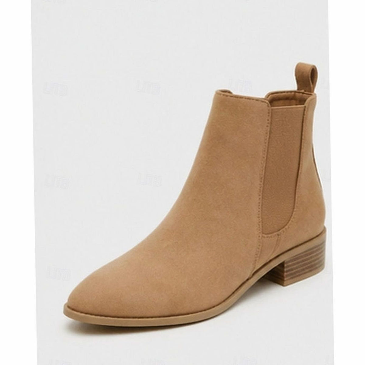Botines SARENNE en color beige mostrando el acabado suave