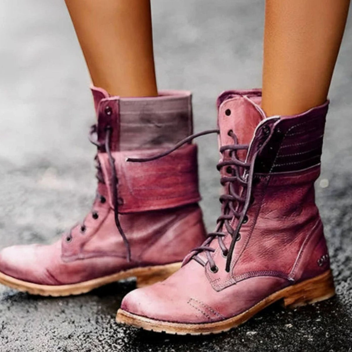 Botas militares de media caña con cordones y acabado desgastado en color gris