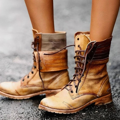 Detalle del cuff doblable de las botas combat SCARLETT para mujer