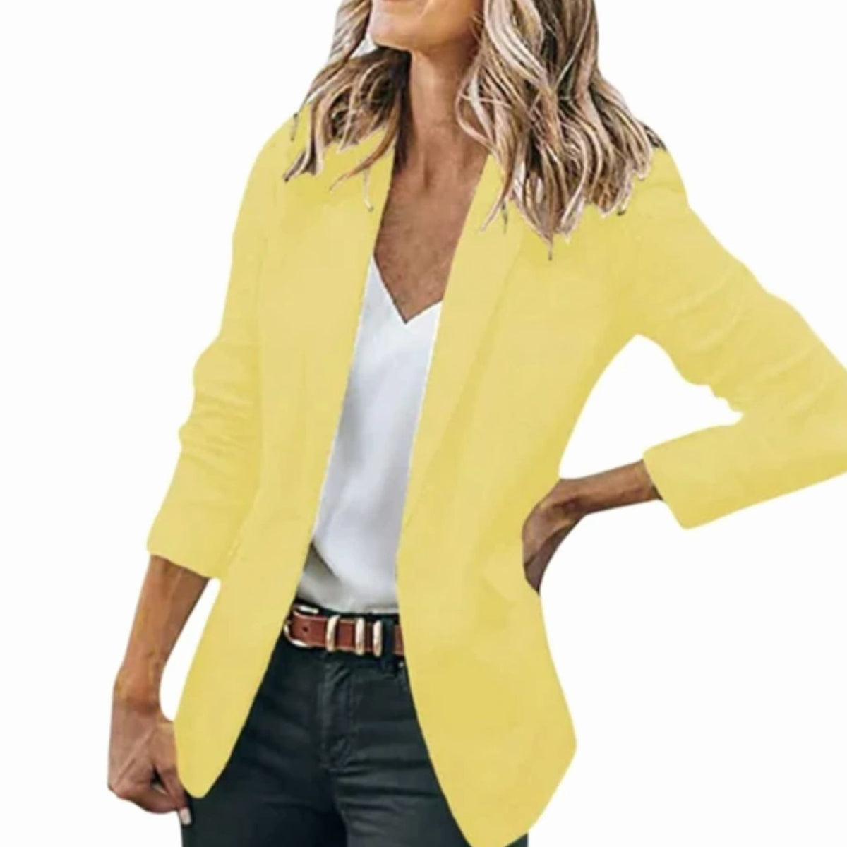 Mujer con blazer SELANYA abierta de manga larga en look de oficina