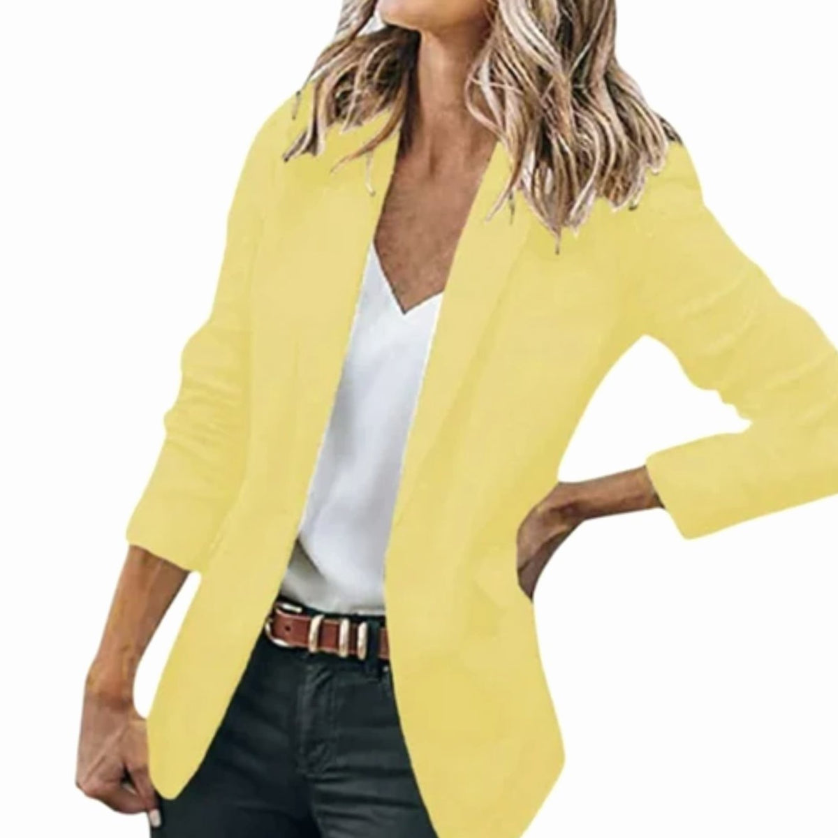 Detalle de la caída y silueta de la blazer SELANYA
