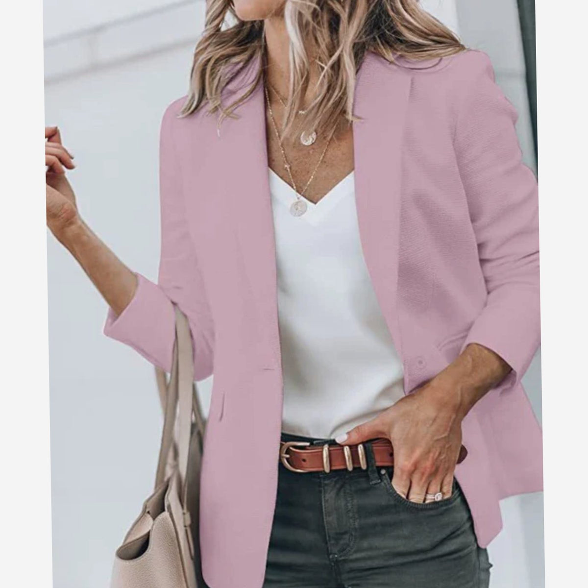 Mujer caminando con la blazer SELANYA abierta al viento