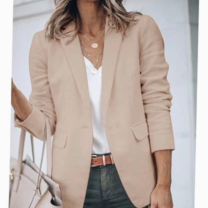 Blazer SELANYA combinada con blusa para un look elegante