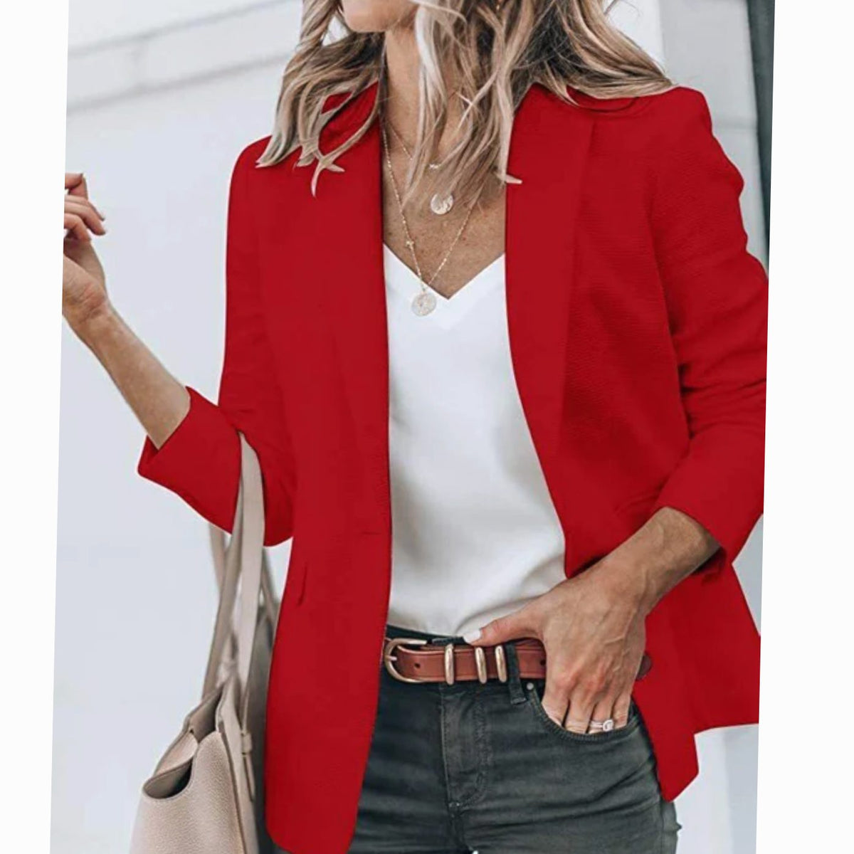 Detalle de las costuras y corte de la blazer SELANYA