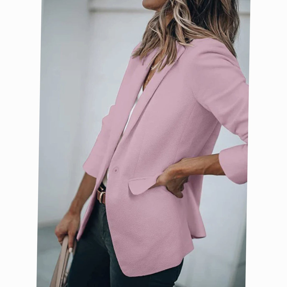 Detalle del cuello sin solapa de la blazer SELANYA