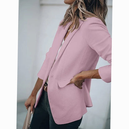 Detalle del cuello sin solapa de la blazer SELANYA