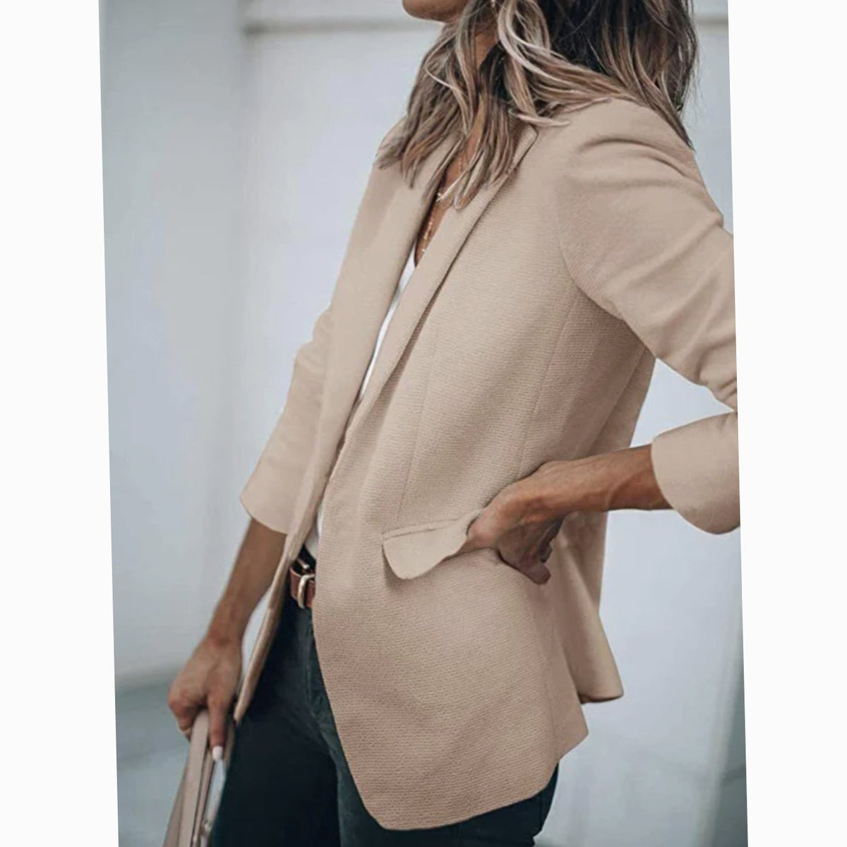 Blazer SELANYA en look casual con jeans y camiseta blanca