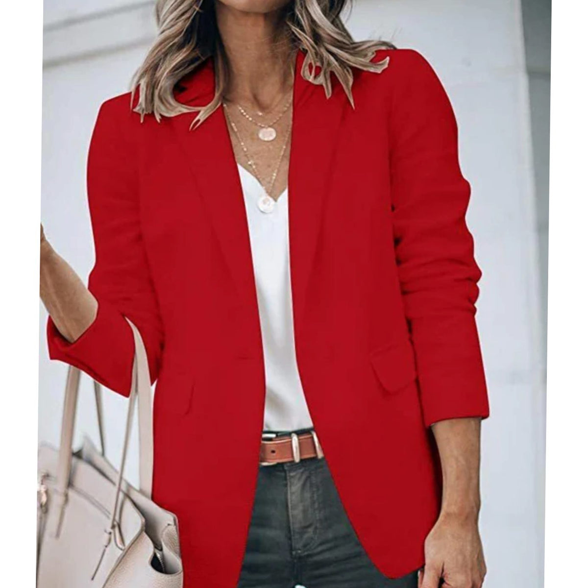 Detalle de la manga larga de la blazer SELANYA