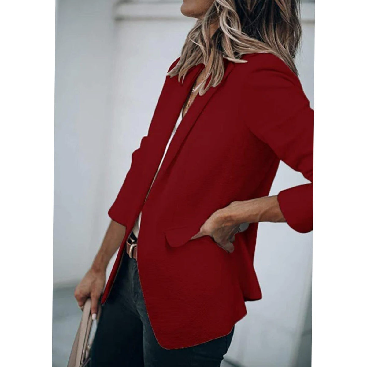 Mujer luciendo la blazer SELANYA en color disponible