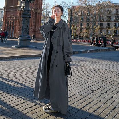 Trench coat largo de corte oversized en tono gris