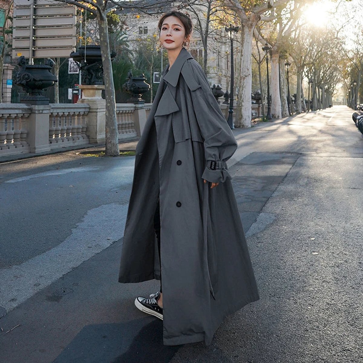 Modelo luciendo trench coat elegante en color negro