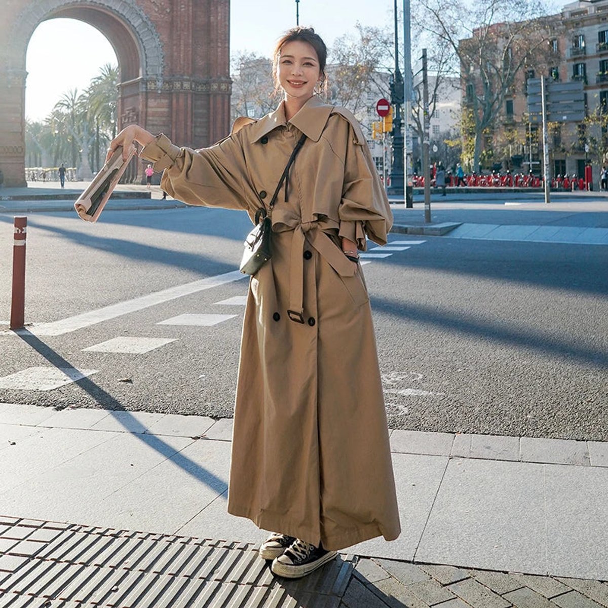 Trench coat de mujer combinado con look casual