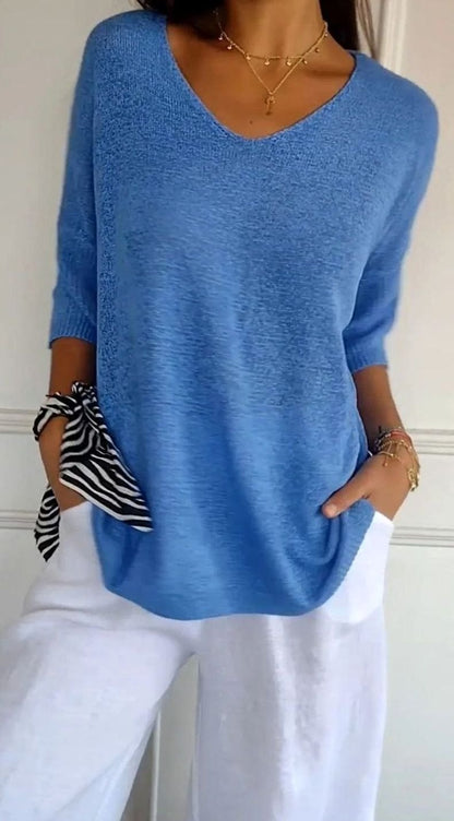 Detalle del cuello en V de la túnica de punto casual para mujer