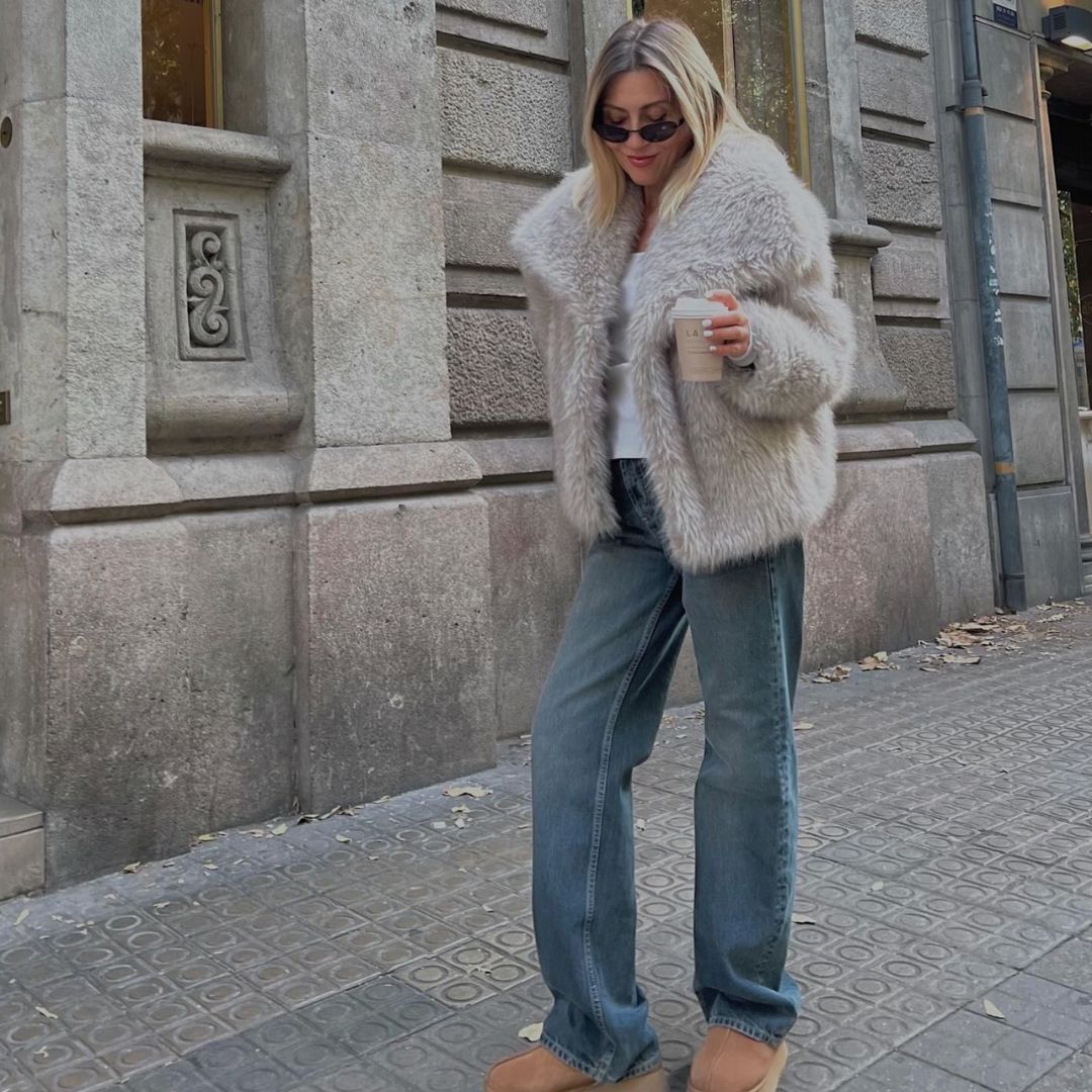 Modelo luciendo el abrigo SELVARA en ambiente urbano