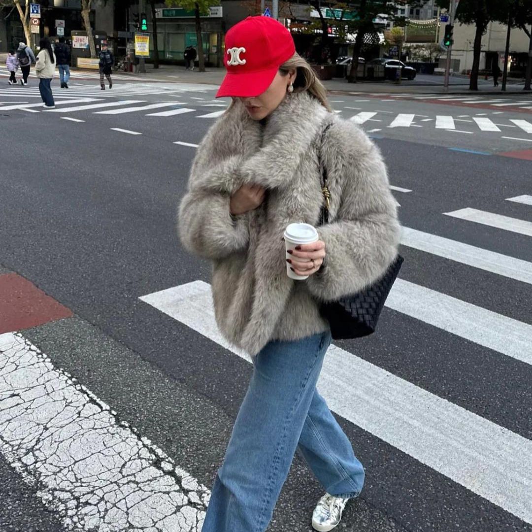 Abrigo SELVARA combinado con look casual de invierno