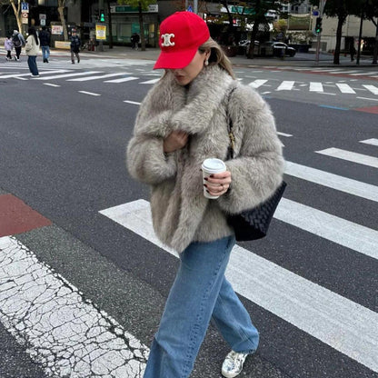 Abrigo SELVARA combinado con look casual de invierno