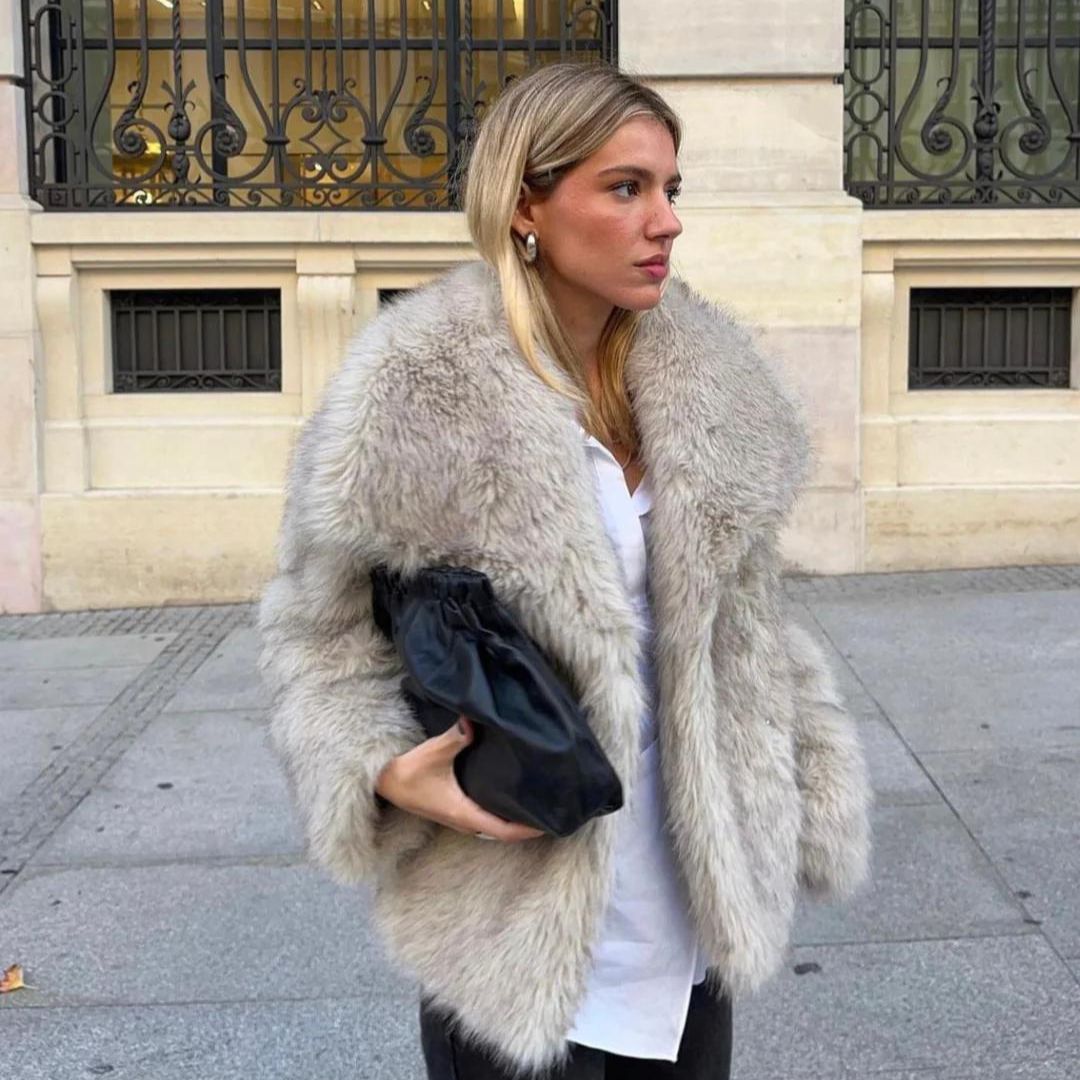 Abrigo SELVARA combinado con look formal para ocasiones especiales