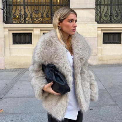Abrigo SELVARA combinado con look formal para ocasiones especiales
