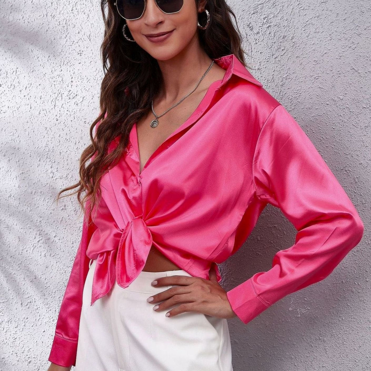 Blusa satinada holgada SELVIRA combinada con pantalón de vestir