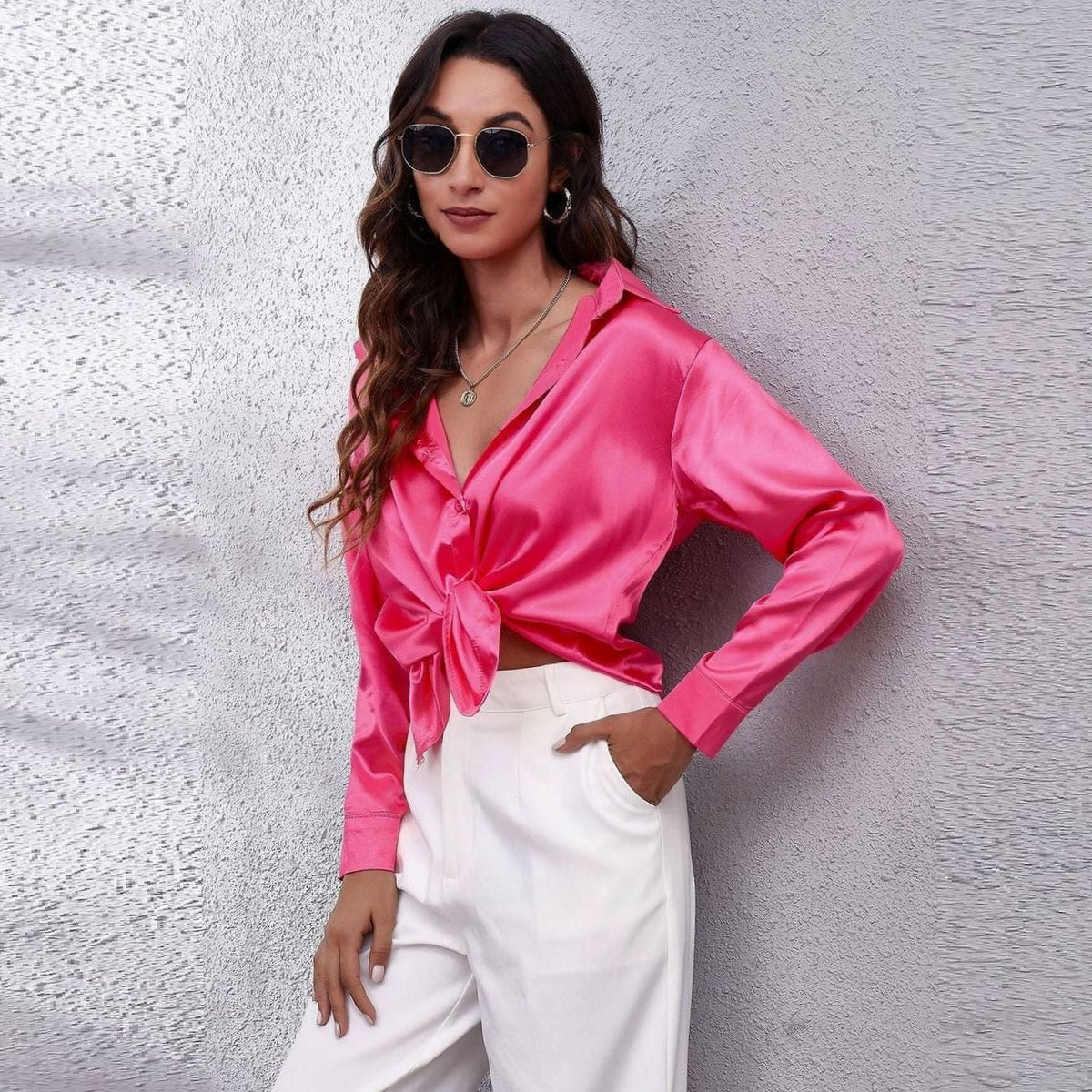 Camisa SELVIRA llevada por encima de vaqueros para look casual