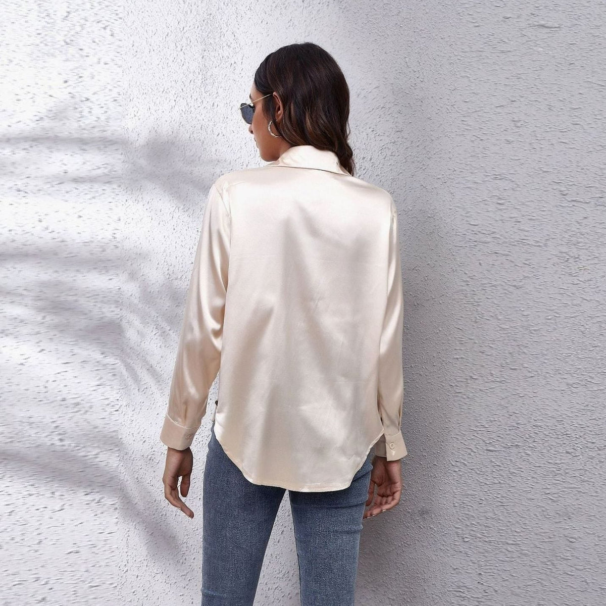 Blusa satinada SELVIRA vista de espalda mostrando el corte holgado