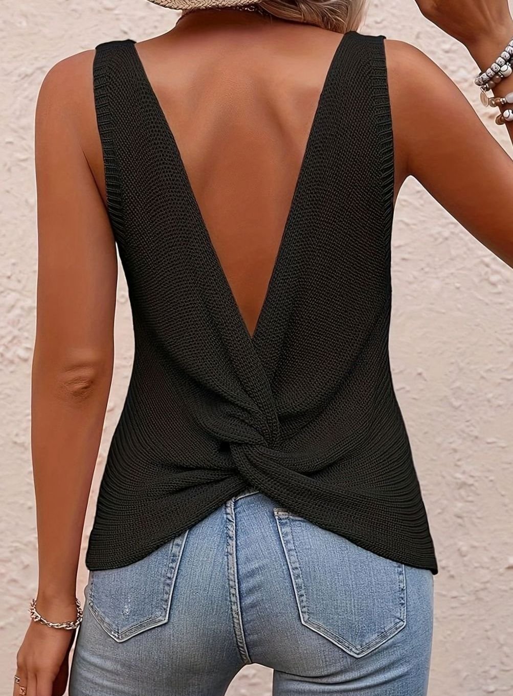 Detalle del escote en V de la camiseta de punto SELWANA