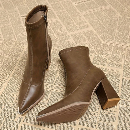 Botín SERAFIEL combinado con look casual